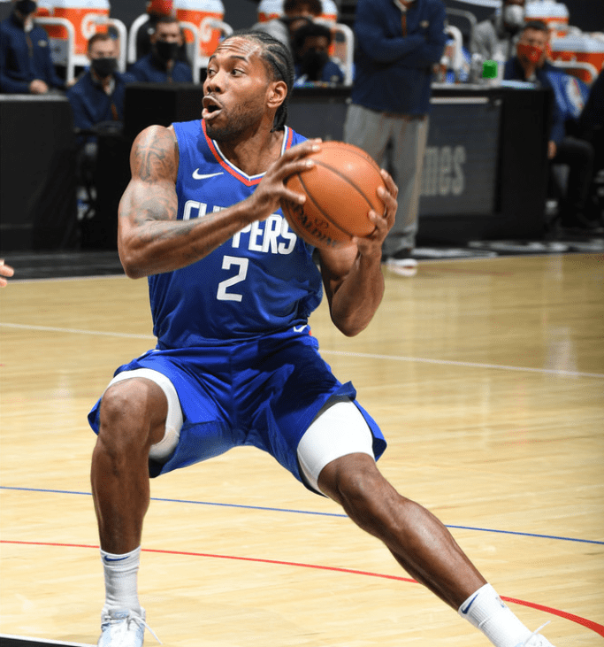 在防守轮转 在防守轮转